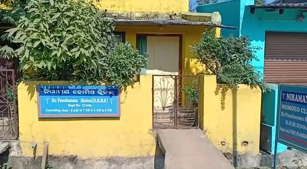  Caught on camera: Odisha man posing as Dy Drugs Inspector loots cash from clinic