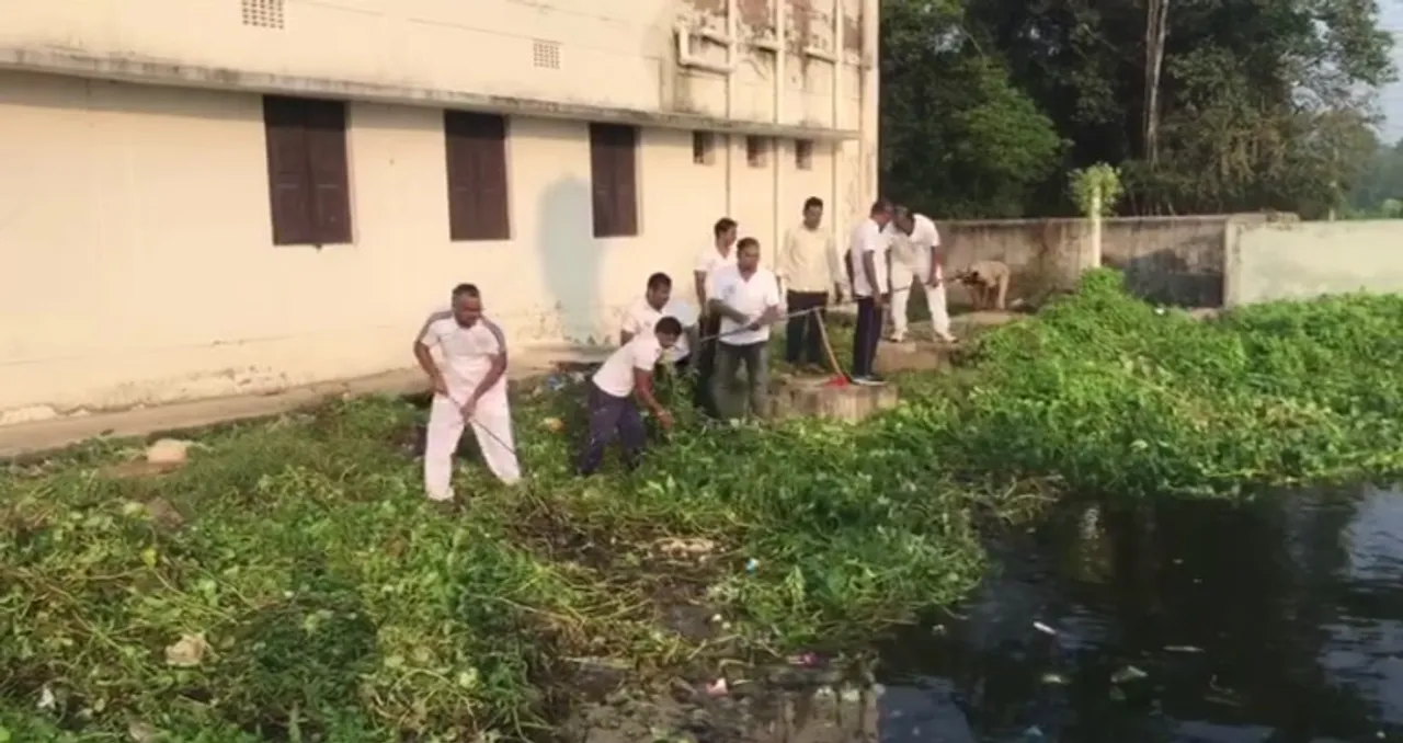  [Watch] Kendrapara SP cleans up pond in Odisha