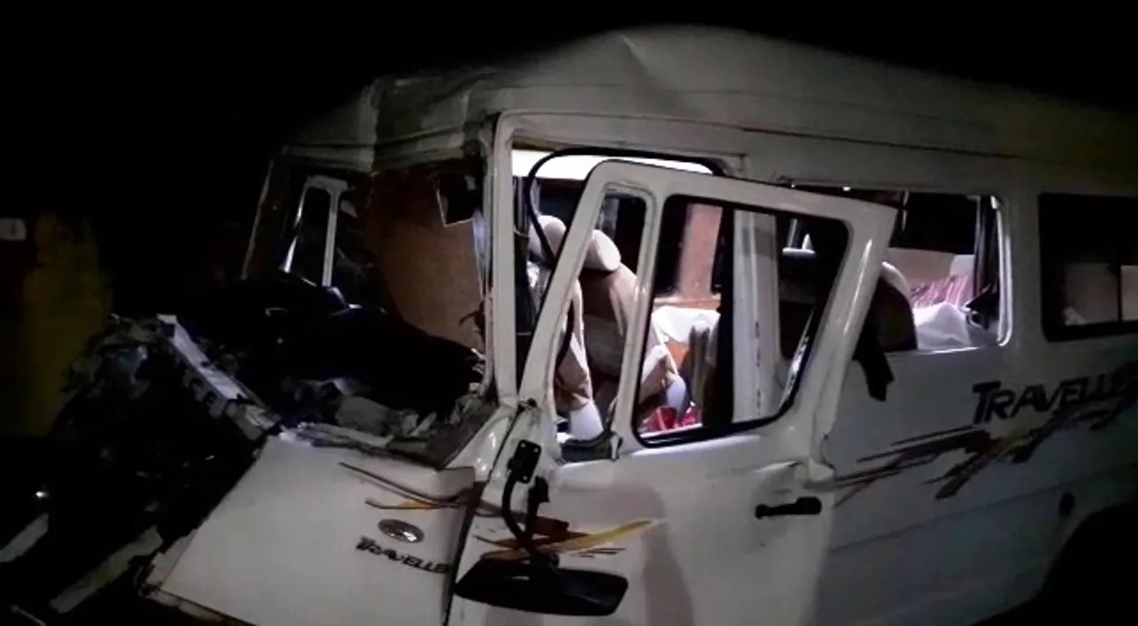  Gujarat pilgrim vehicle hits truck in Odisha; 9 injured