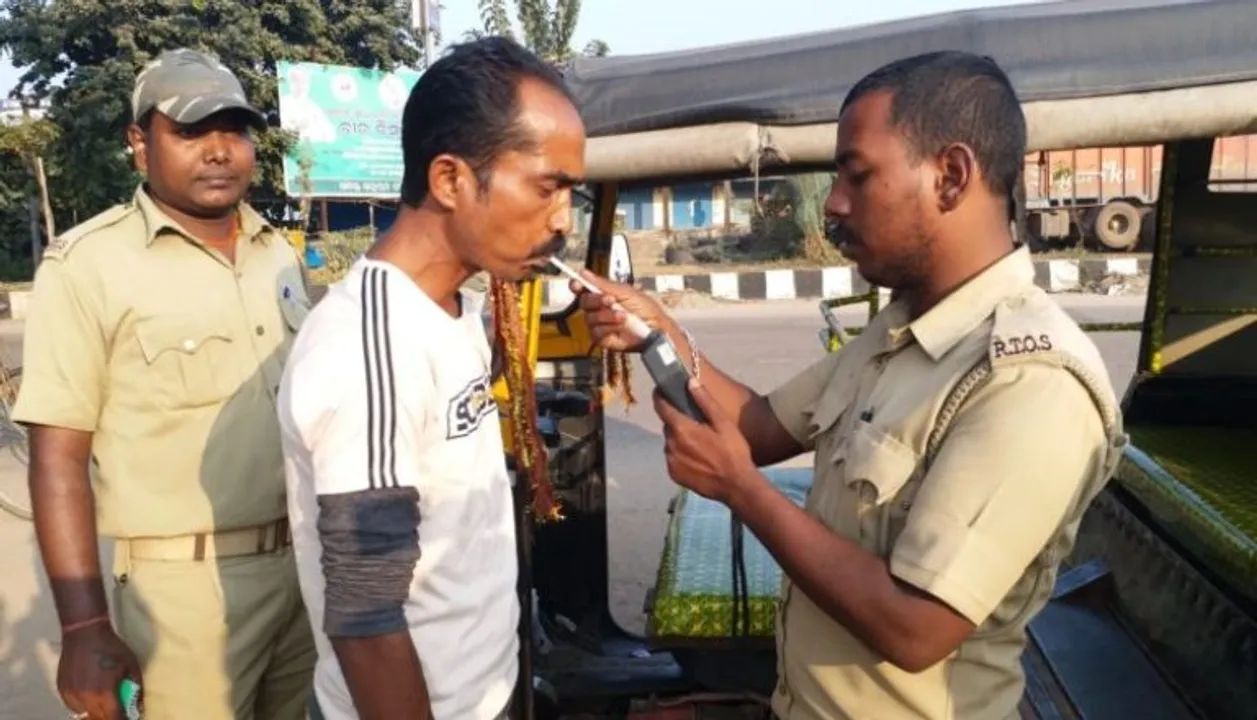  Drunk auto rickshaw driver fined Rs 35,500 in Odisha’s Sundergarh