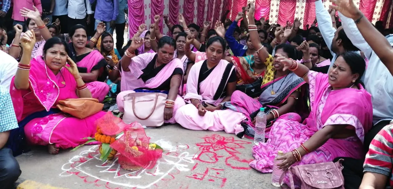  Odisha teachers hit streets, perform Lakshmi puja on road