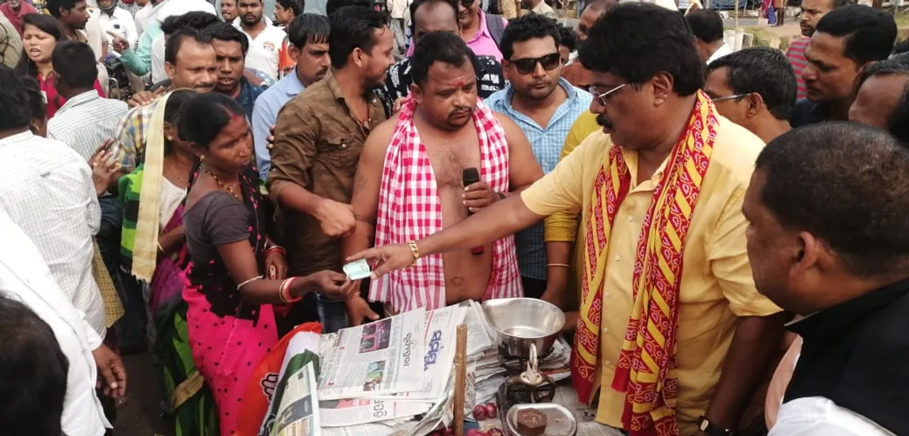  Odisha Cong sells onion at Rs 40/kg to protest price hike