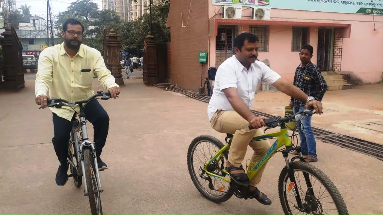  Reducing carbon footprint: Officials in Odisha capital paddle to work