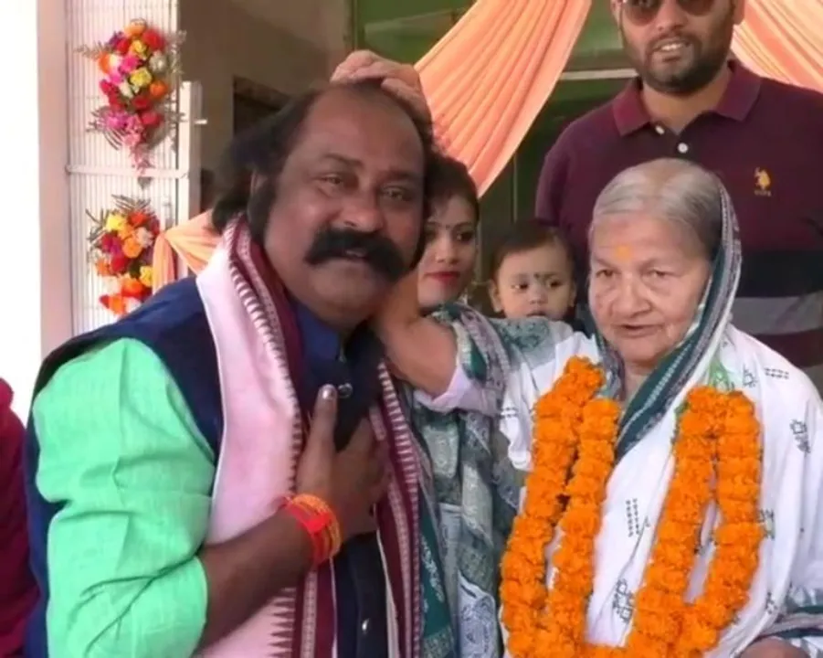  Odisha: Artiste playing ‘Kansa’ during Bargarh Dhanu Yatra gets ‘Agyan Mala’