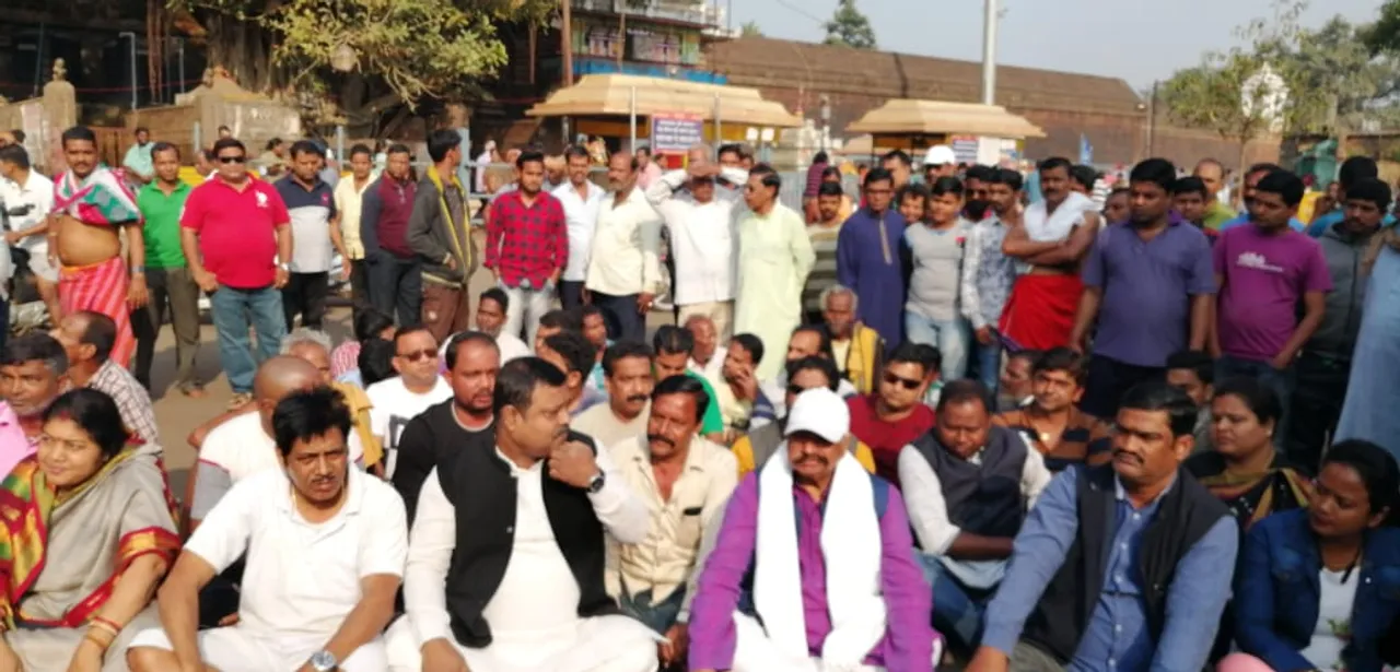  Traders oppose eviction around Lingaraj Temple, stage dharna