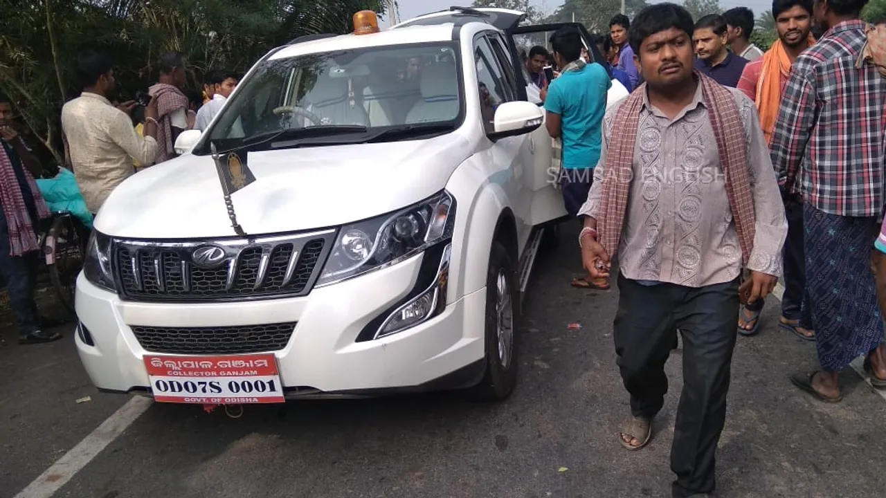  Ganjam Collector turns good samaritan, rescues road accident victim
