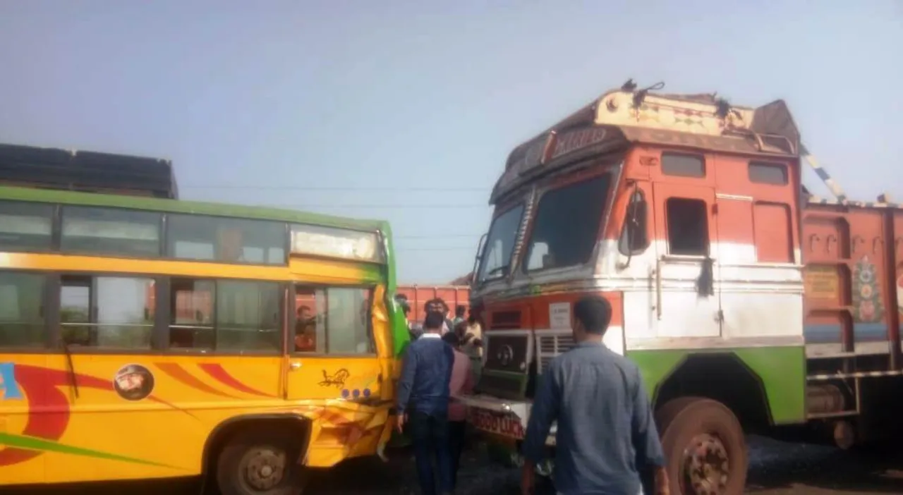  Odisha: Bus en-route to Paradip hits truck, 10 injured   