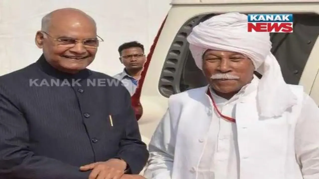  President Kovind meets his friend during a function at Utkal University