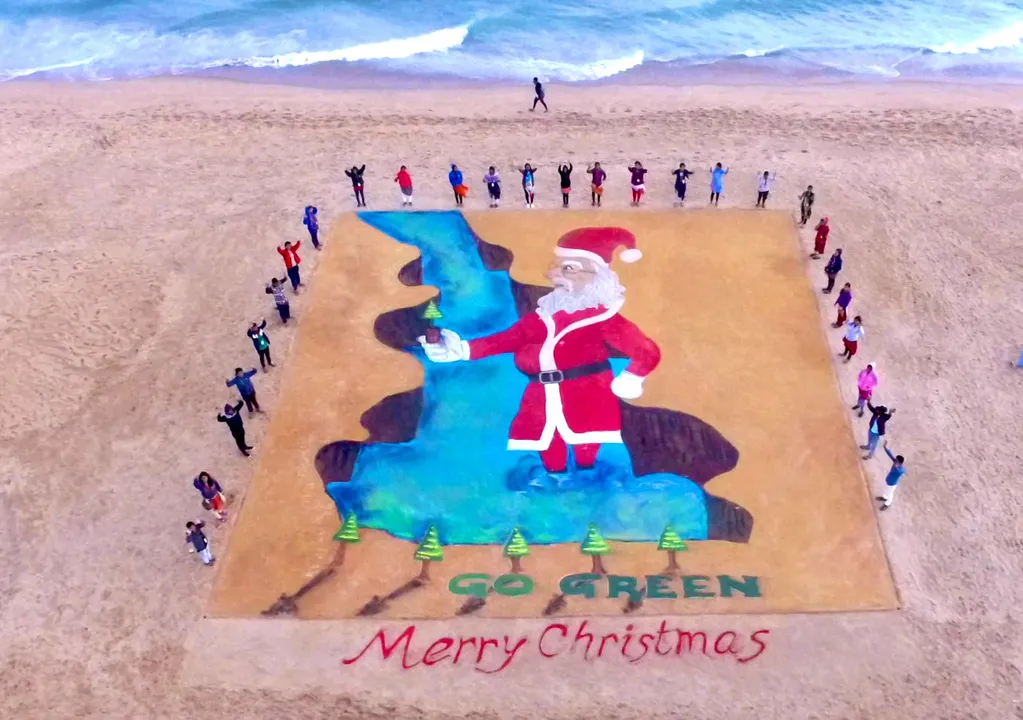  Sudarsan creates giant 3D sand Santa Clause at Puri beach