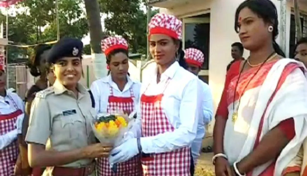  Woman cop turns Santa for transgenders in Odisha