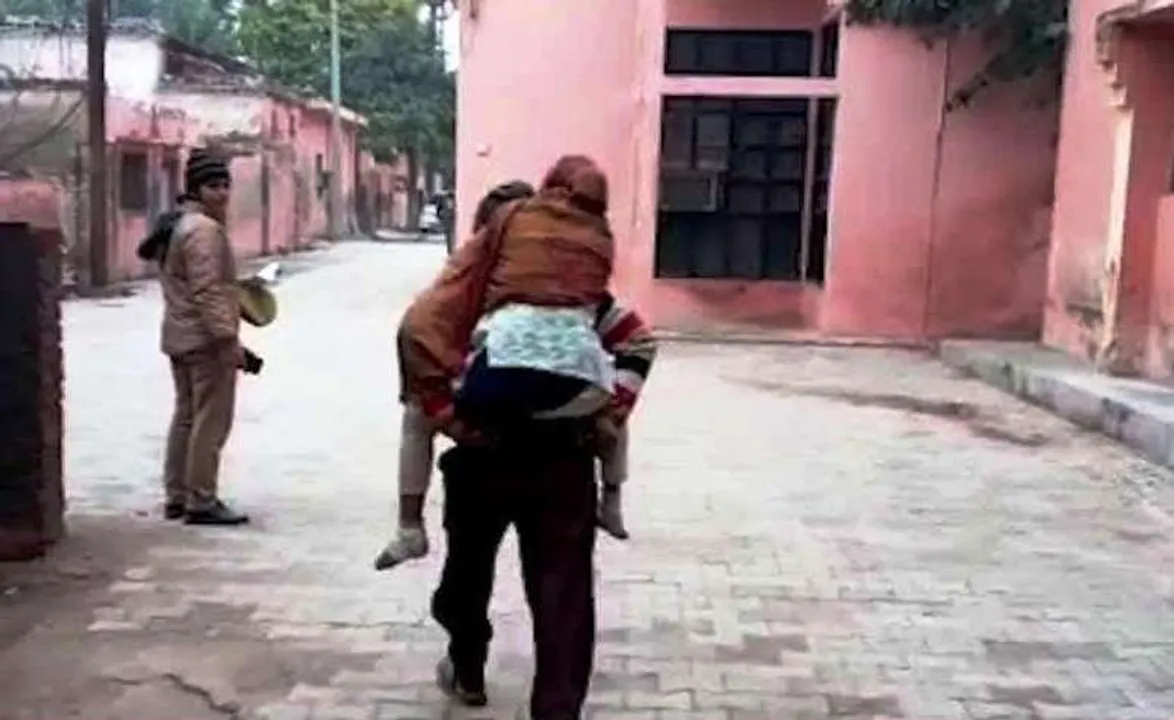  Man carries 15-yr-old daughter, who was raped, on back to hospital  