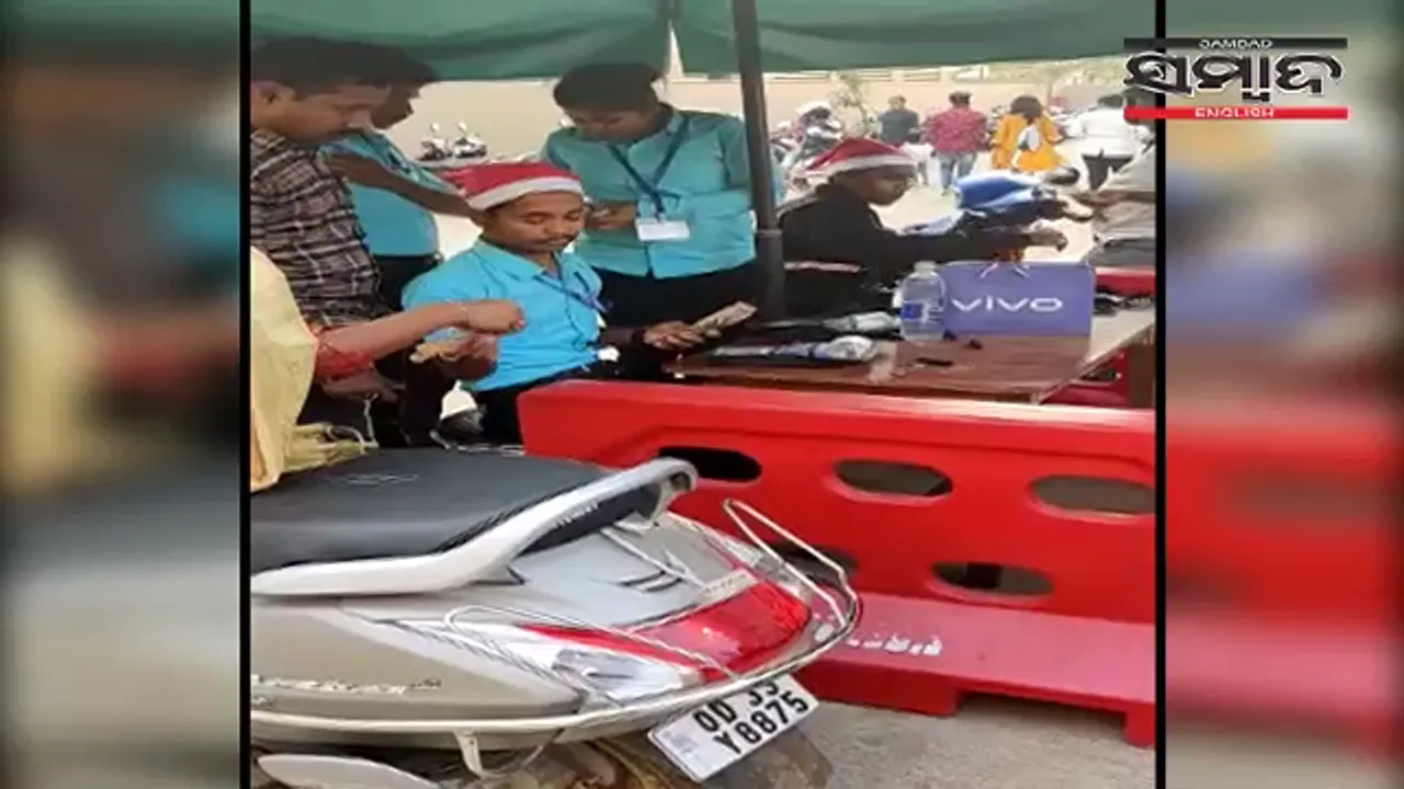  Caught on Camera: Shopping malls in Odisha capital collecting parking fee