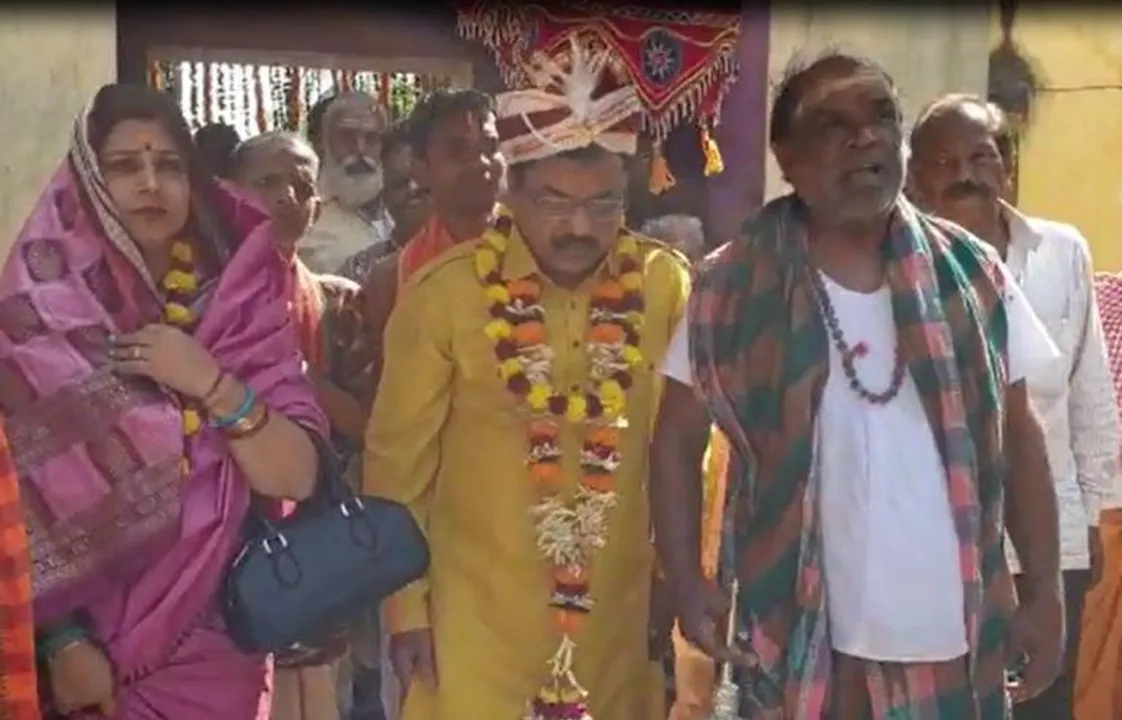  Odisha Collector crowned ‘king’ for a day