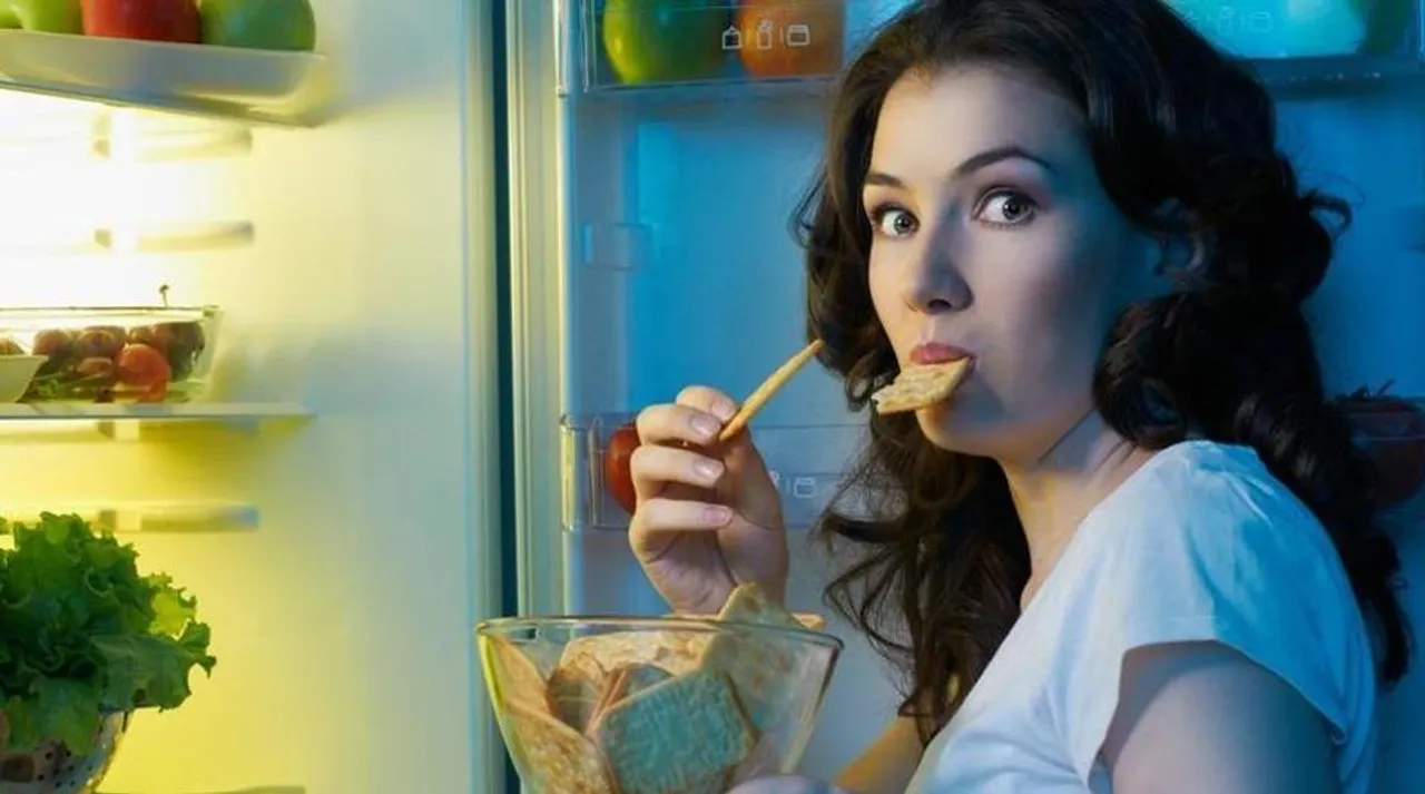  Who are prone to stress eating, men or women?