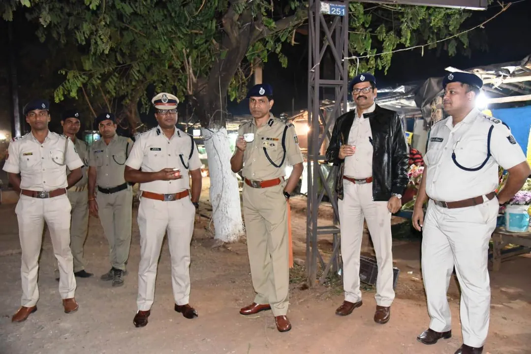  CP sips tea with on-duty cops in Odisha capital for New Year [See Pics]