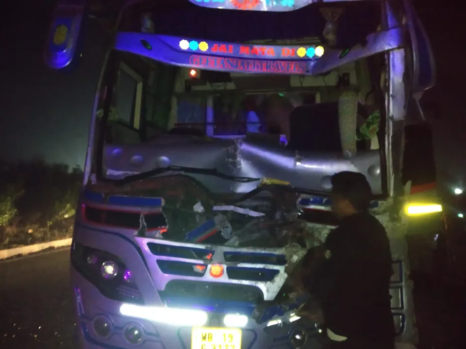  30 tourists from West Bengal injured after bus hits truck in Odisha
