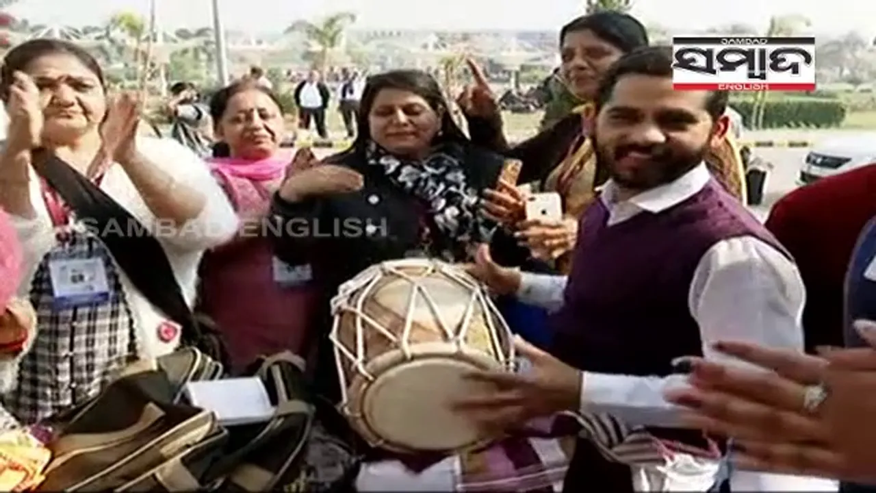  [Watch] Tourists sing Bhajans at Bhubaneswar Airport during Bharat Bandh