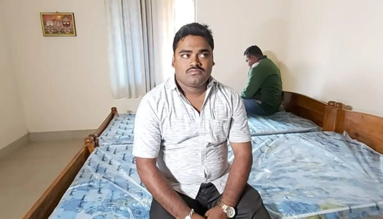  Data entry operator caught by Odisha Vigilance while taking bribe