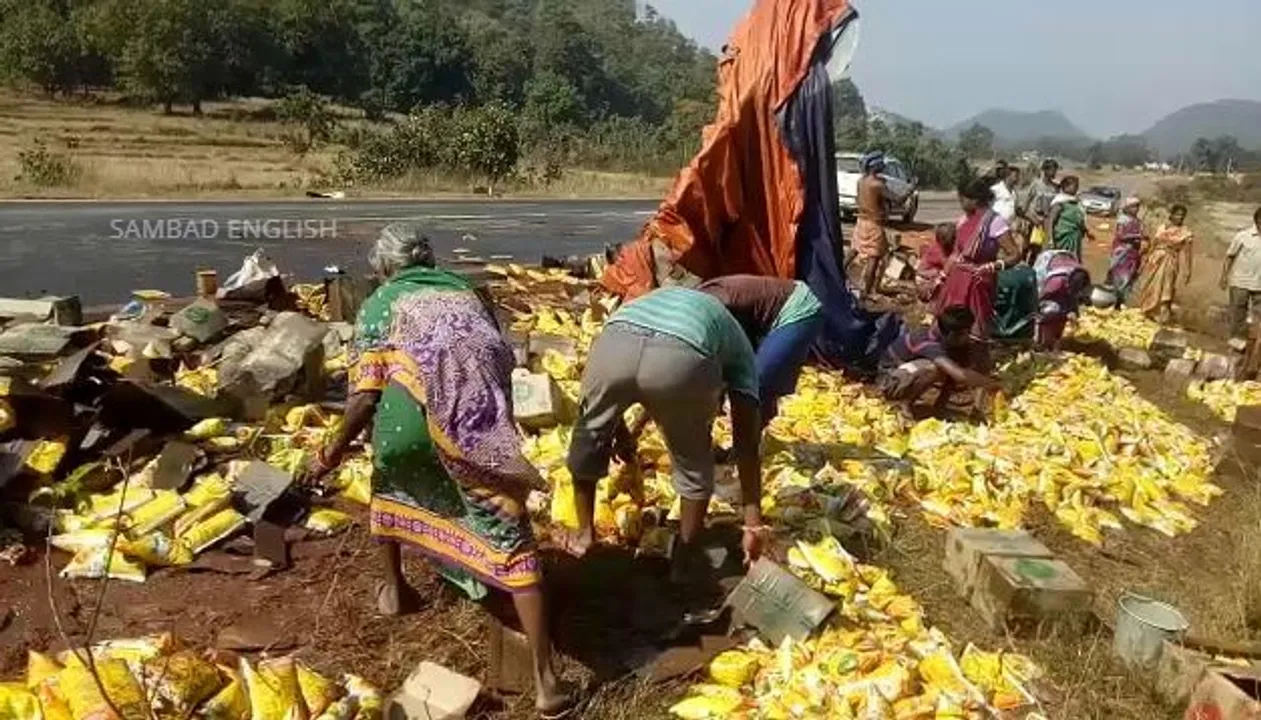  Watch Video: Locals loot edible oil as truck overturns in Odisha