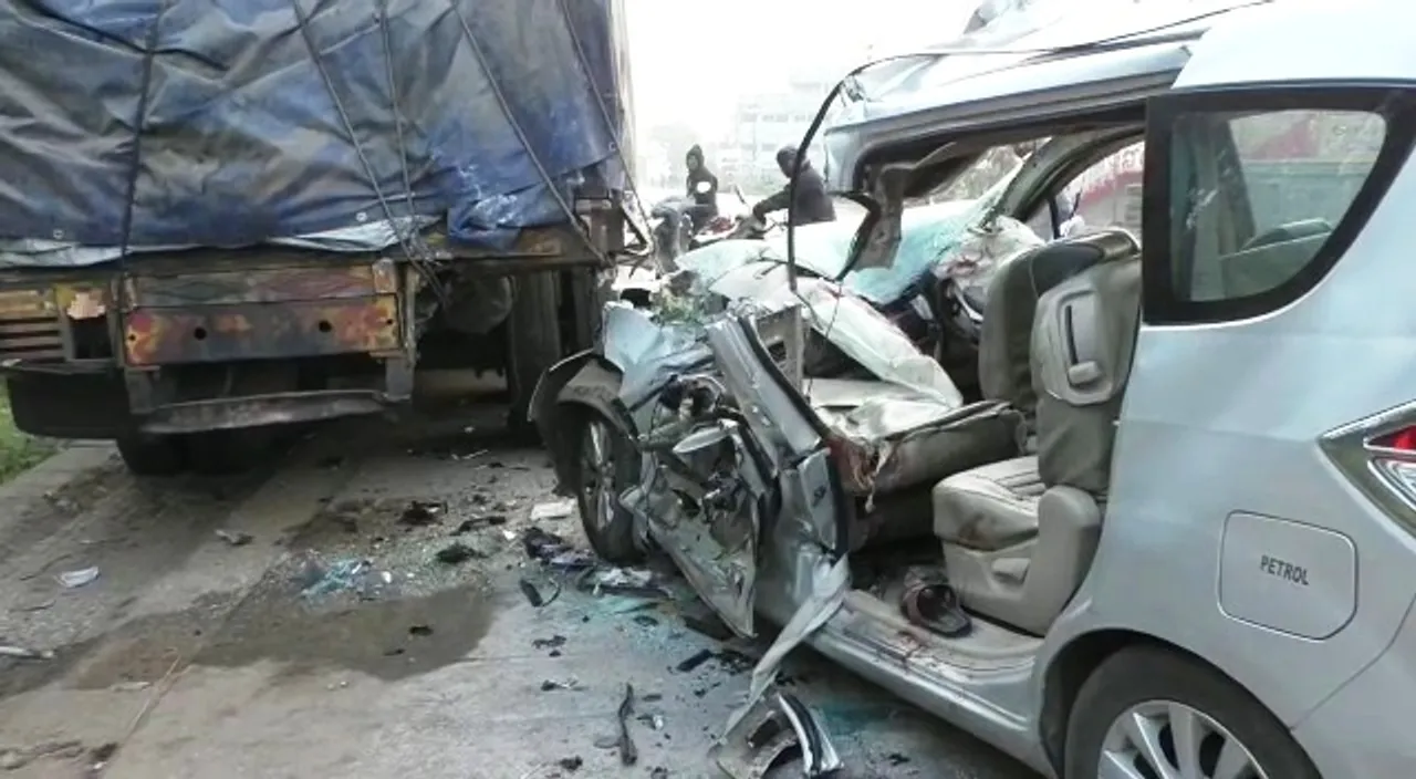  Two killed, 3 injured after car hits truck in Odisha's Kendrapara