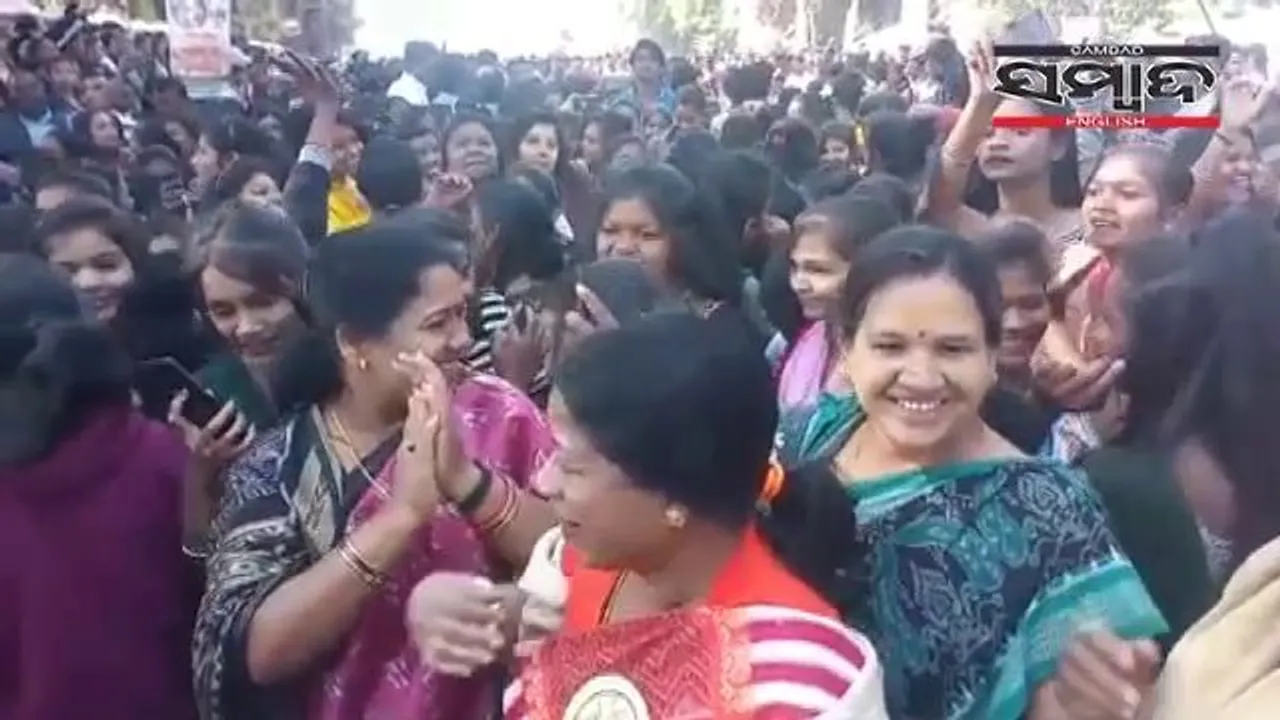  [WATCH] Odisha legislator matches steps with college students