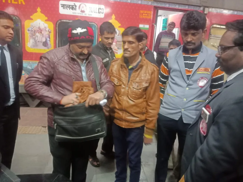  Odisha: Railways staffer returns passenger's lost amount of Rs 92,000