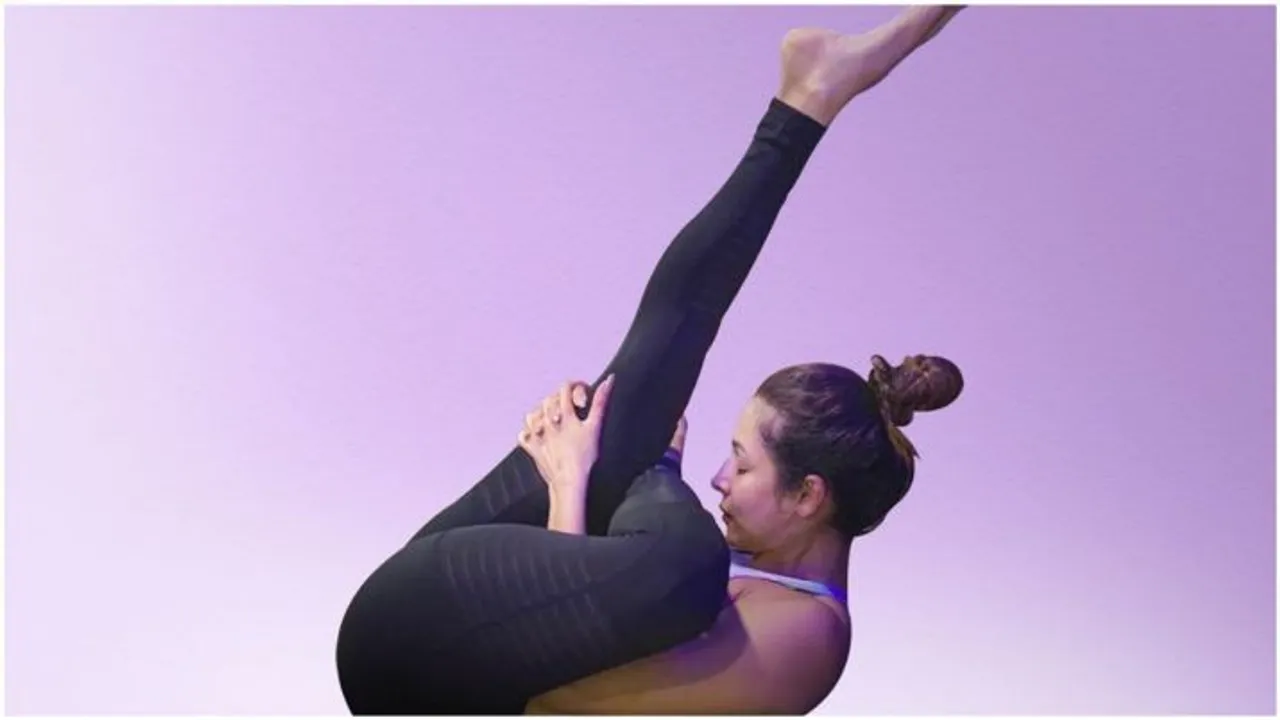  Malaika nails a new yoga posture