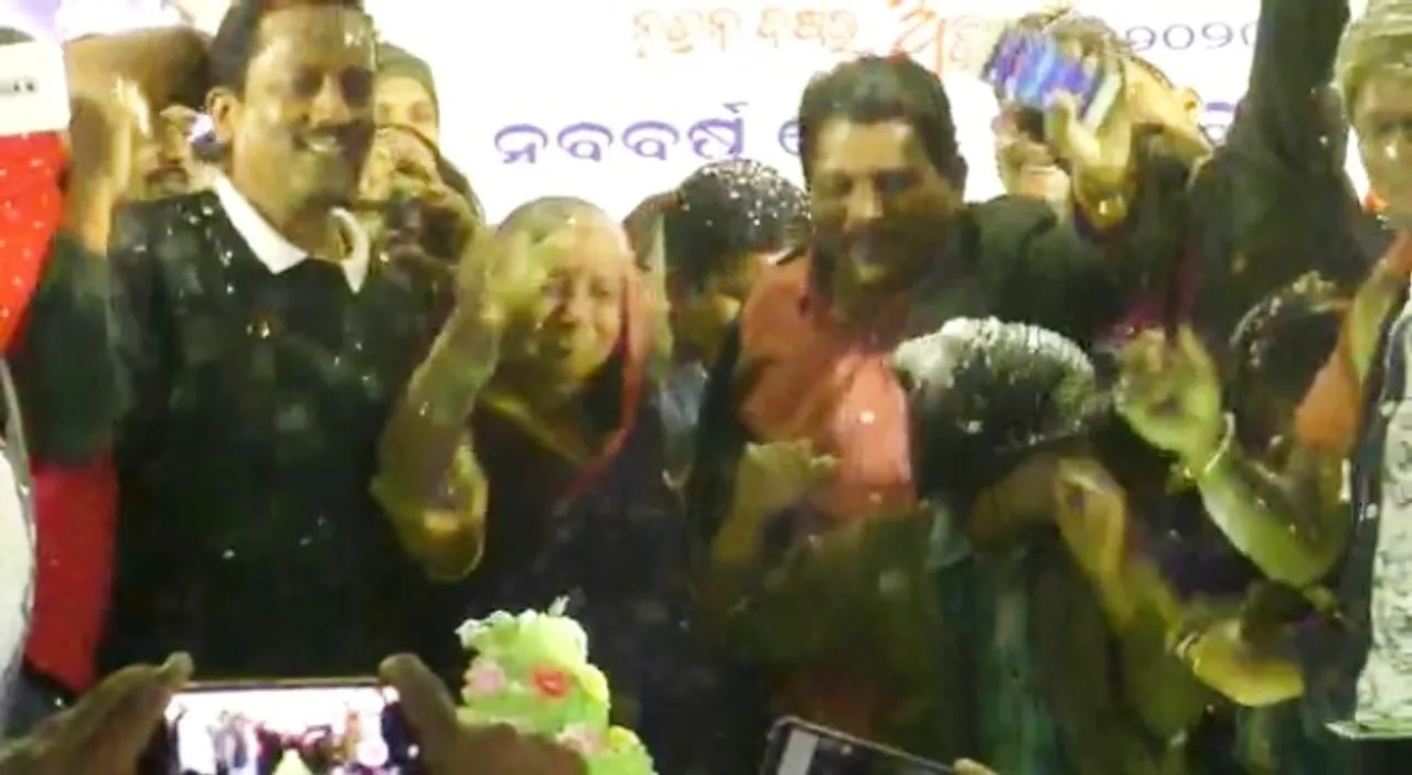  [Watch] Septuagenarian Odisha MP sings, dances to celebrate zero night