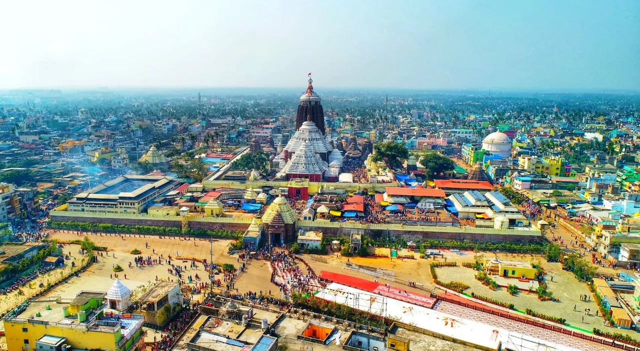  Odisha: People throng Puri on first day of New Year