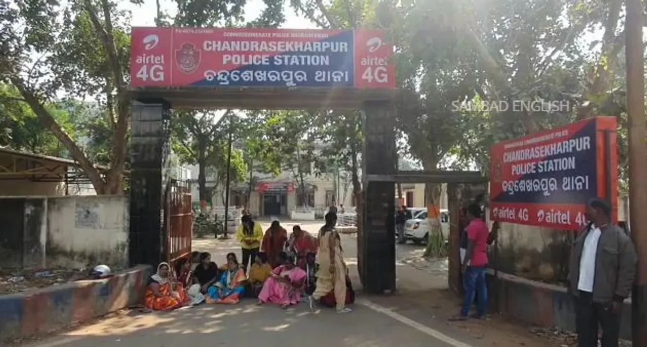  Tinder fiasco: Woman stages dharna over son's arrest, bail to girl