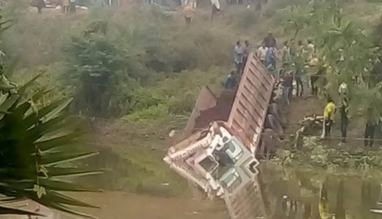  Truck plunges into pond after hitting several vehicles in Odisha's Bhadrak