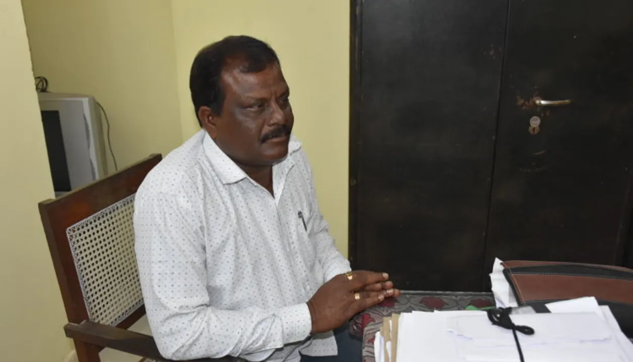  Odisha cop caught red handed while taking bribe