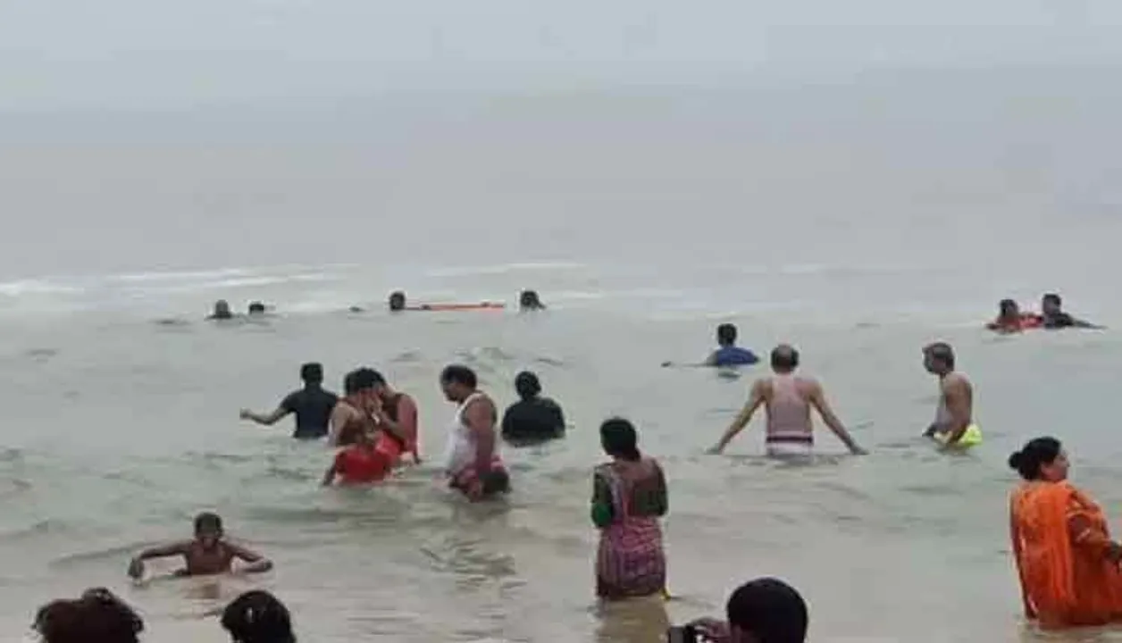  Two West Bengal couples rescued from drowning in Puri sea
