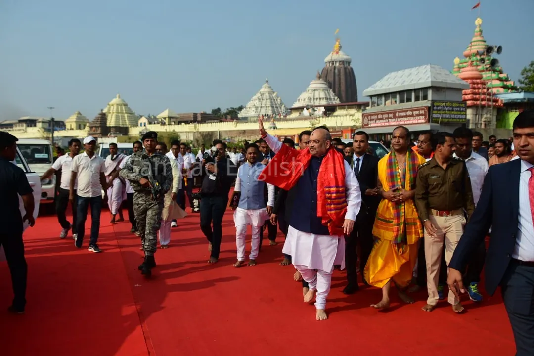  Amit Shah offers prayer at Puri Jagannath Temple in Odisha