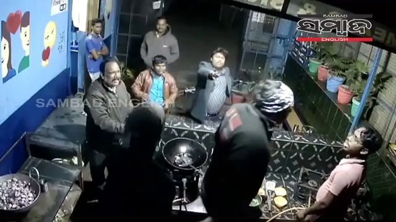  [WATCH] Caught on Camera: Odia film director misbehaves with hotel staff in Odisha capital