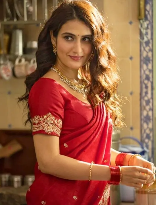  Fatima Sana Shaikh nails Marathi look in 'Suraj Pe Mangal Bhari'