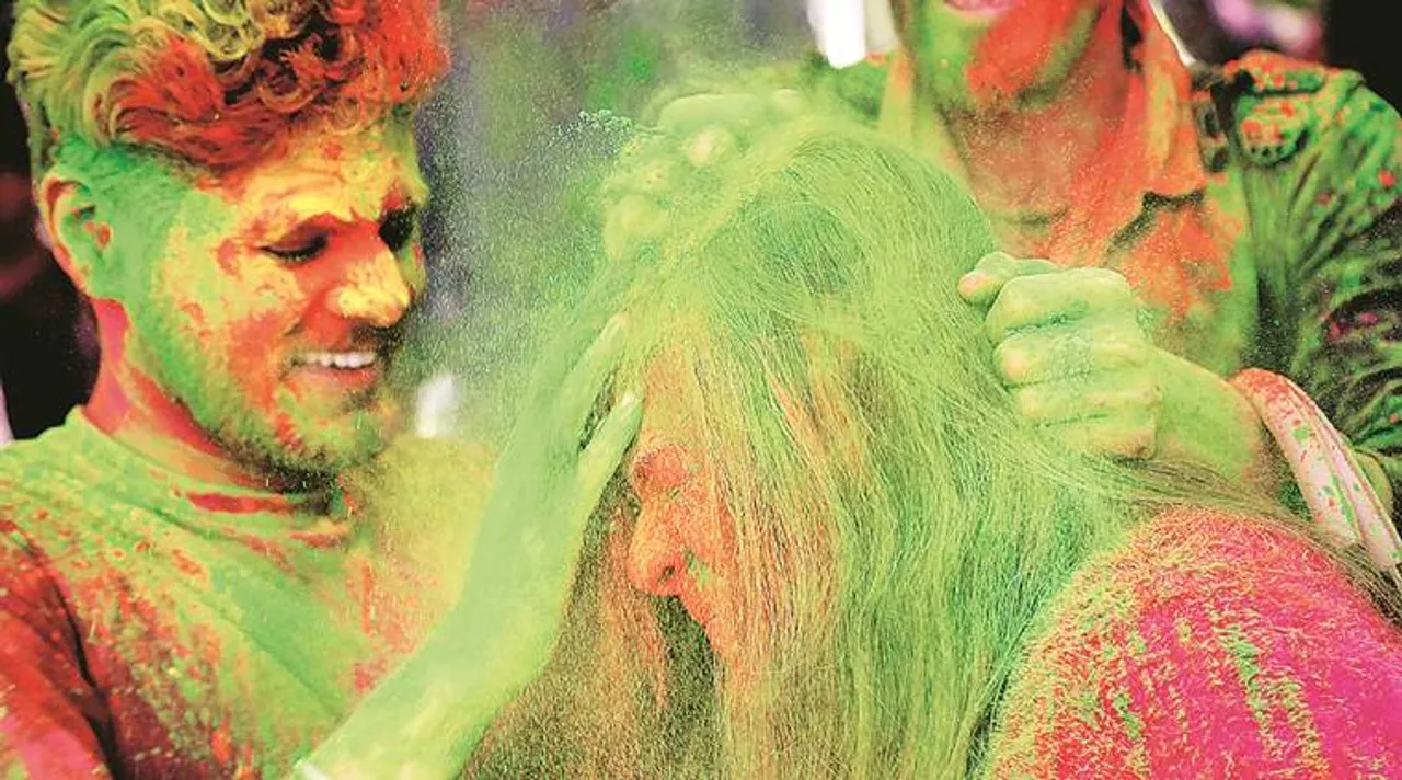 Tips to protect Skin and Hair from splash of colors on Holi