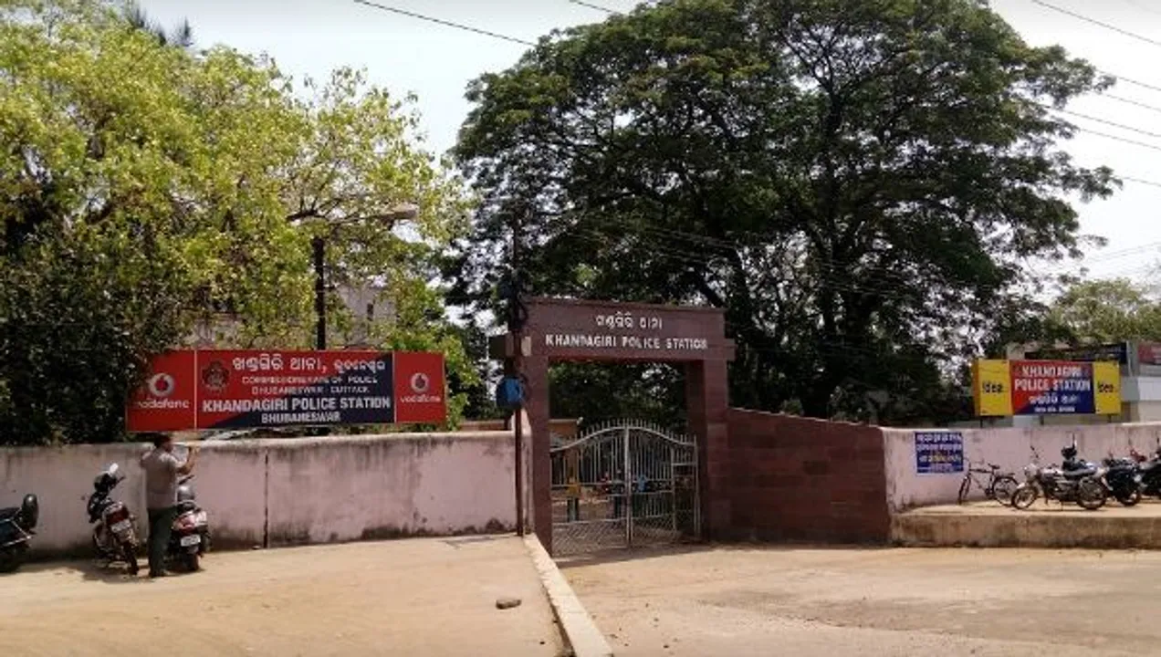  Stray dogs foil loot attempt in Odisha capital