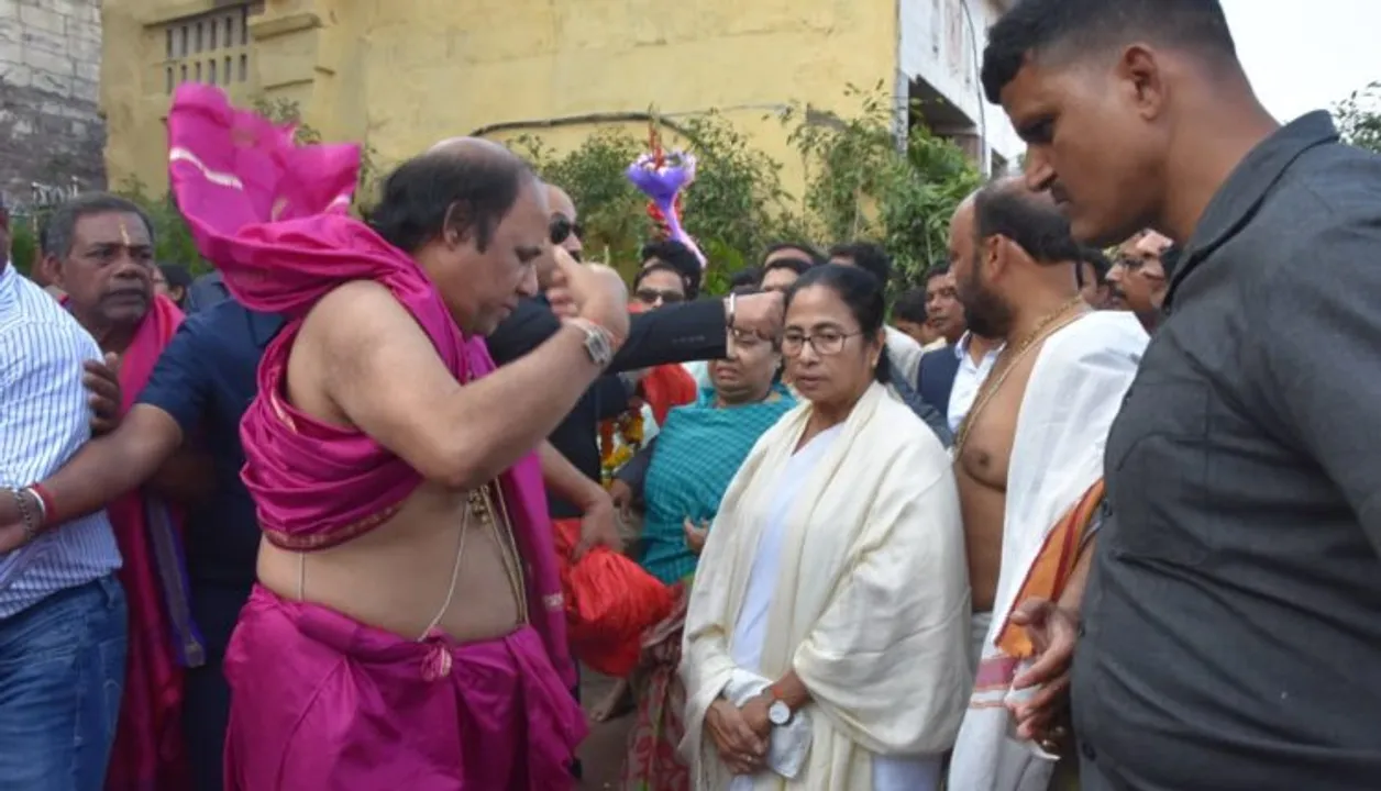  West Bengal CM offers prayers at Puri Srimandir