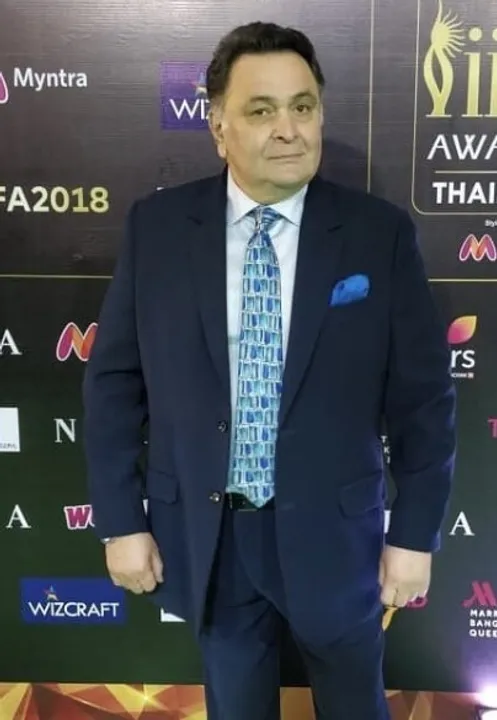  Rishi Kapoor back in Mumbai, clears air on health