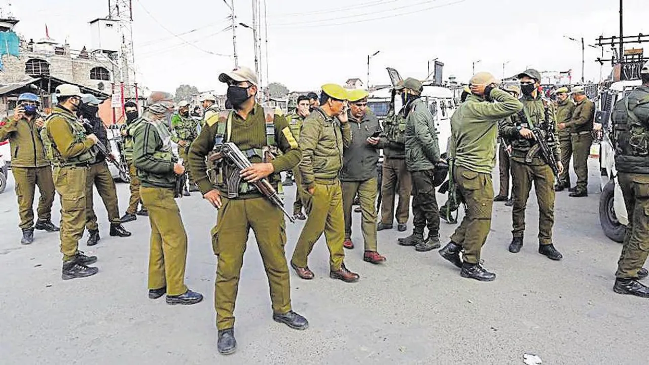  2 CRPF men among 5 injured in Srinagar grenade attack