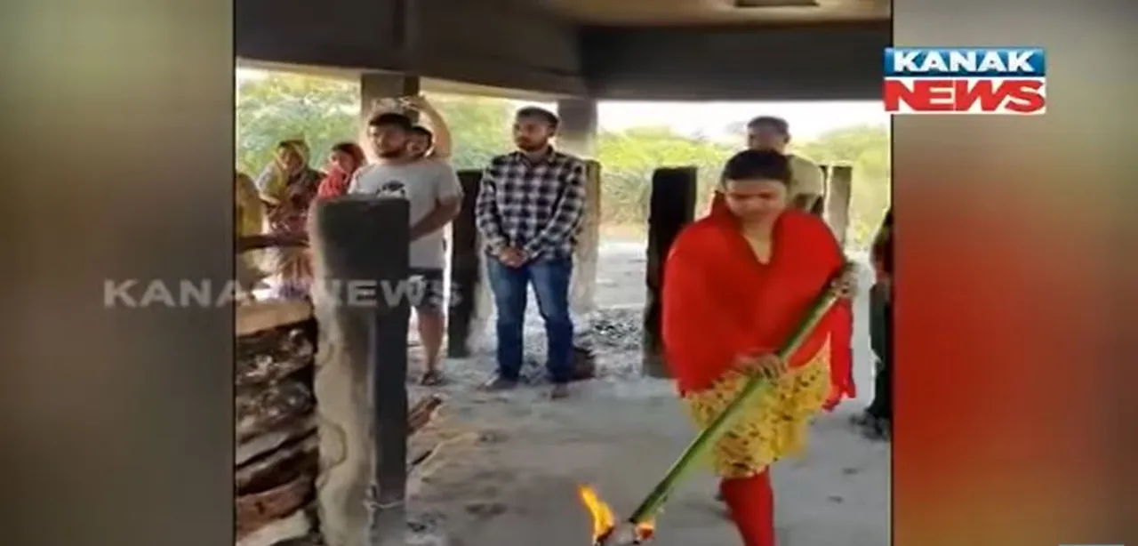  Odisha woman performs last rites of family-less man