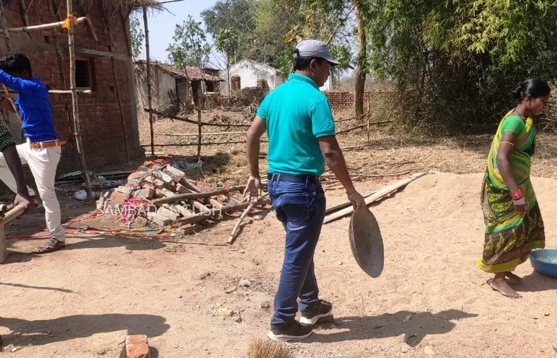  Watch Video: BDO turns worker for house construction in Odisha
