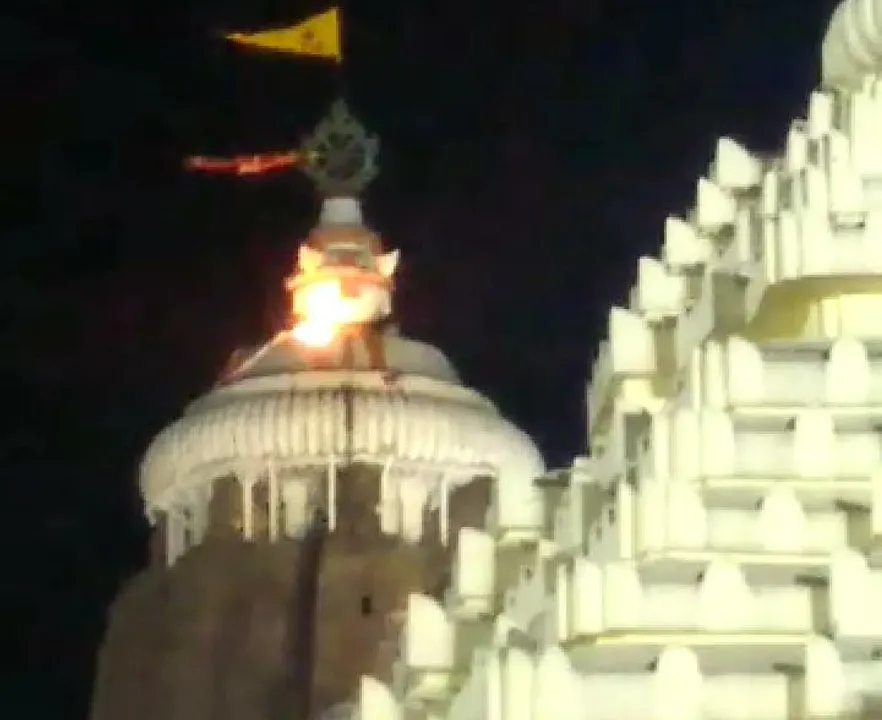  [Watch] Patitapabana Bana atop Lord Jagannath temple in Puri catches fire
