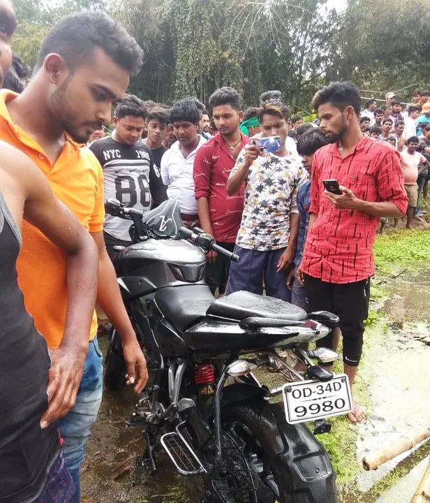  Odisha: 2 youths meet watery grave as bike falls into pond