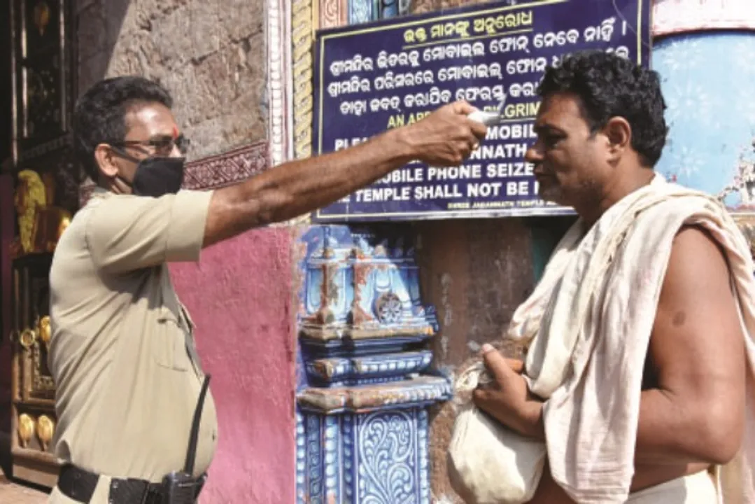  A servitor undergoing thermal screening in front of Singha Dwara of Jagannath Temple. (File Pic) 