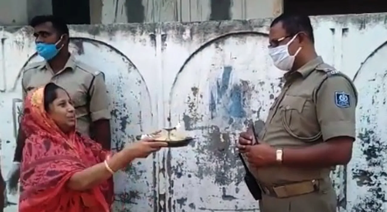  [Watch] Residents of Cuttack perform ‘Aarti’ of cops on COVID-19 duty