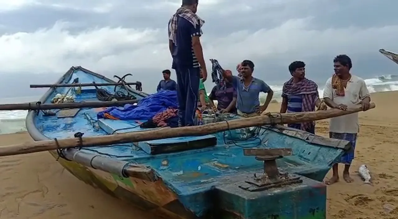  Odisha: Fishing boat capsizes in sea; one missing