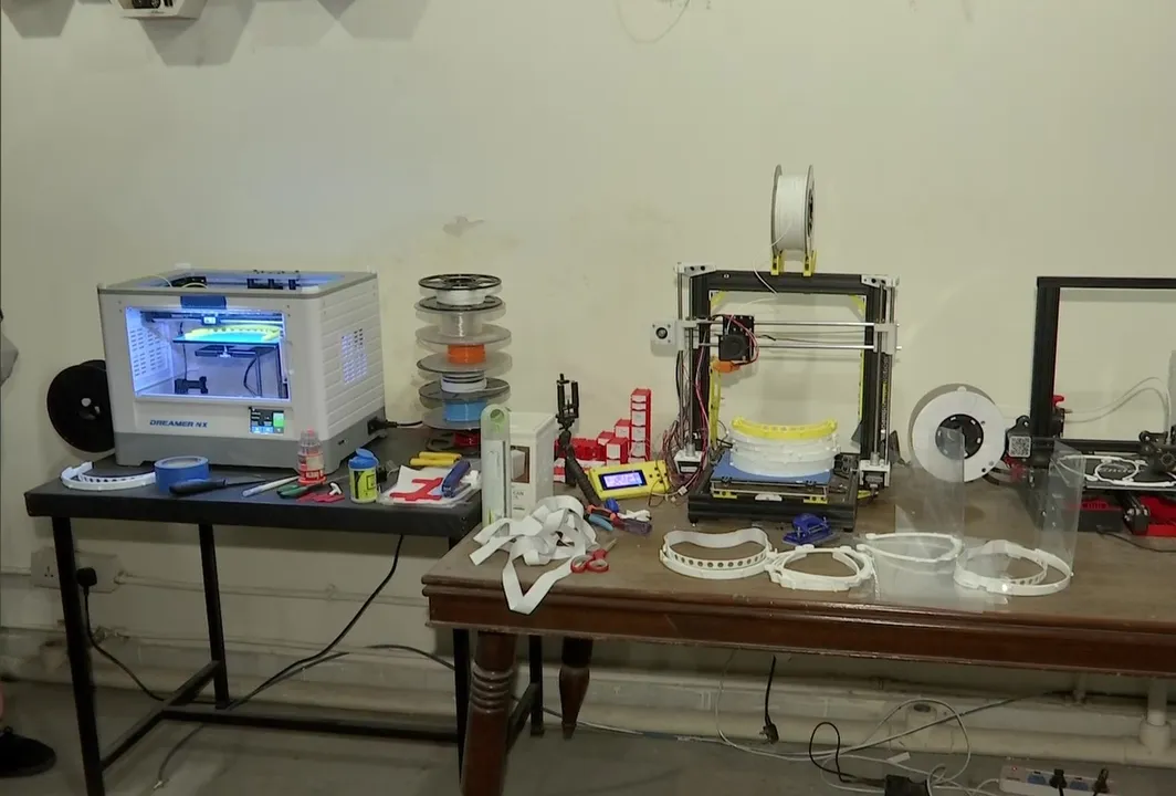  Innovative! 20-year-old makes COVID-19 face shields using 3D printers
