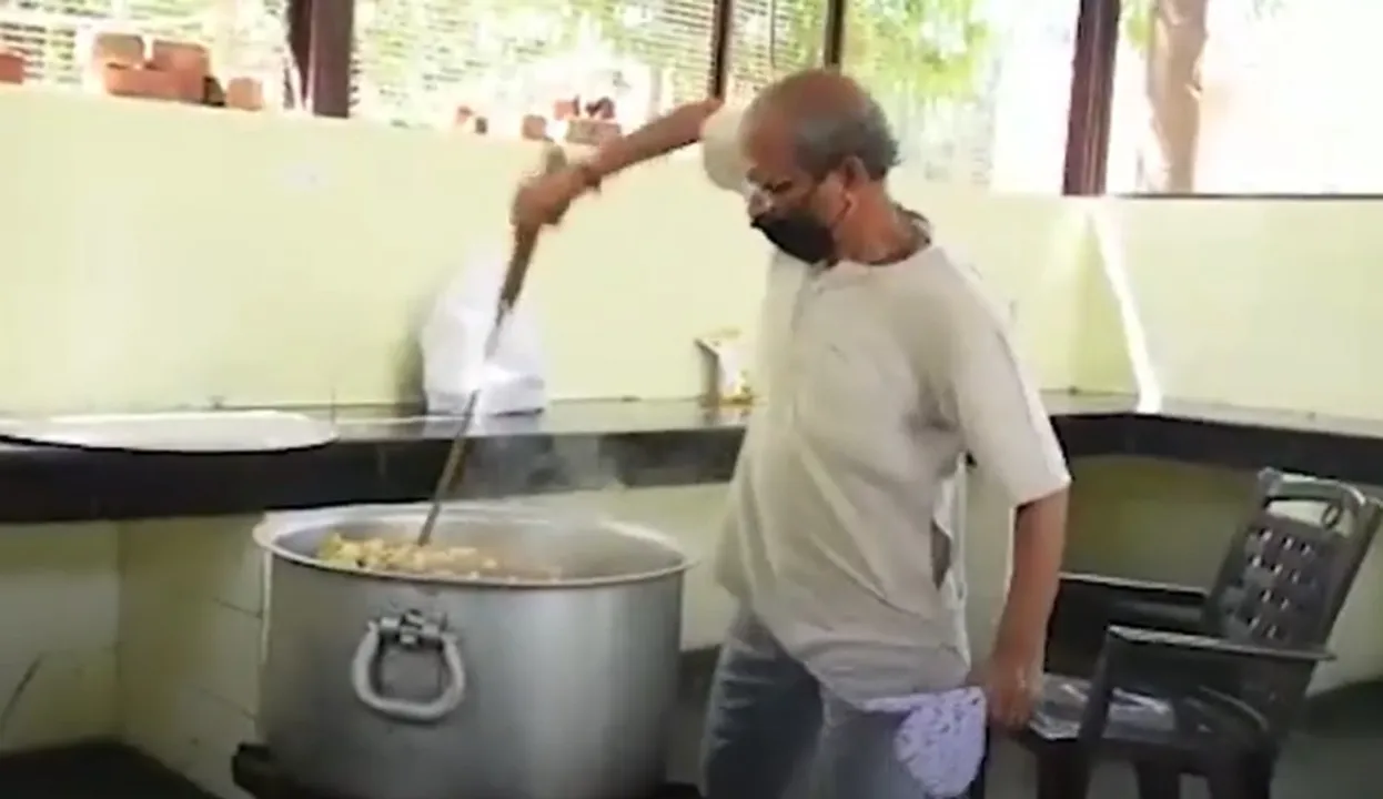  [Watch] Odisha-born Professor turns messiah for poor in Kanpur